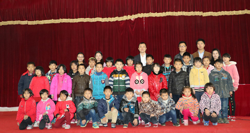 人人安康公益助學攜手李銳、應采兒赴湘西龍山茅坪小學，與孩子一起歡度「六一」.jpg